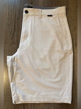 LIKE NEW Travis Mathew Wanderlust 9” Shorts- 38, Light Khaki